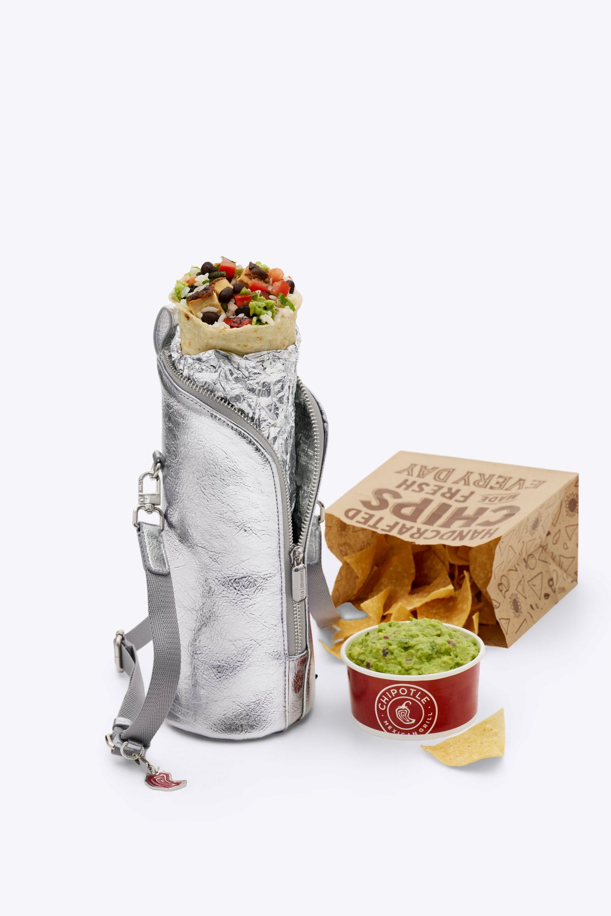 El bolso cruzado Burrito de BÉIS x Chipotle en color Foil