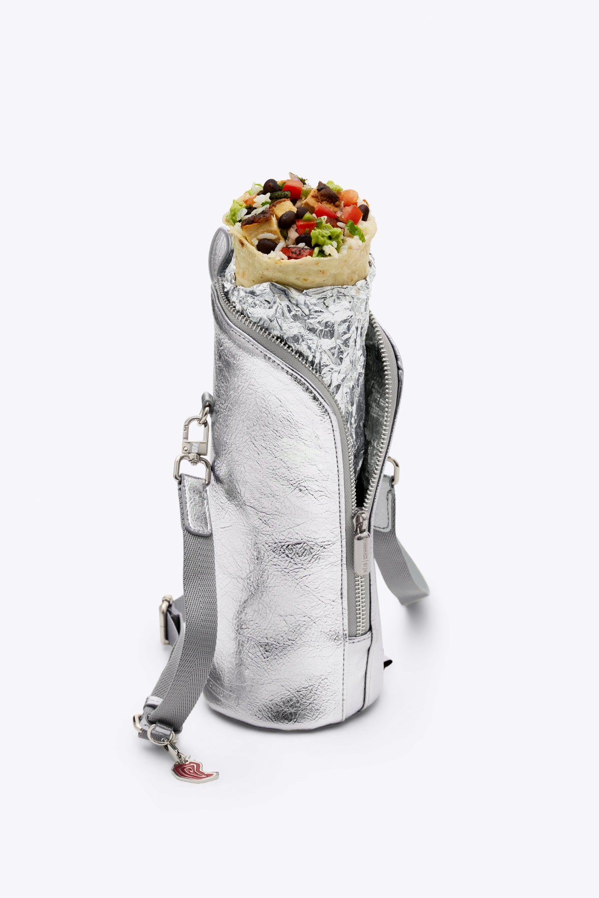 El bolso cruzado Burrito de BÉIS x Chipotle en color Foil