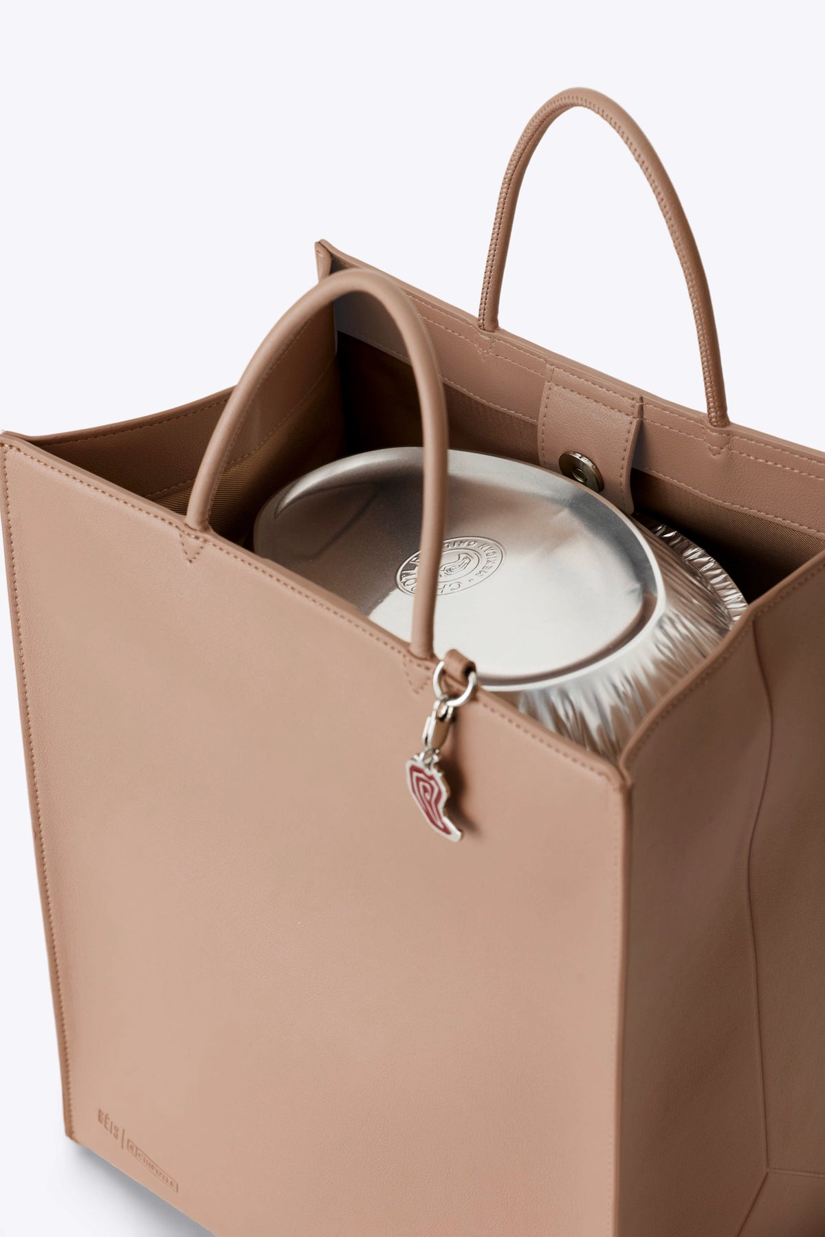 El bolso para llevar de BÉIS x Chipotle en marrón Kraft