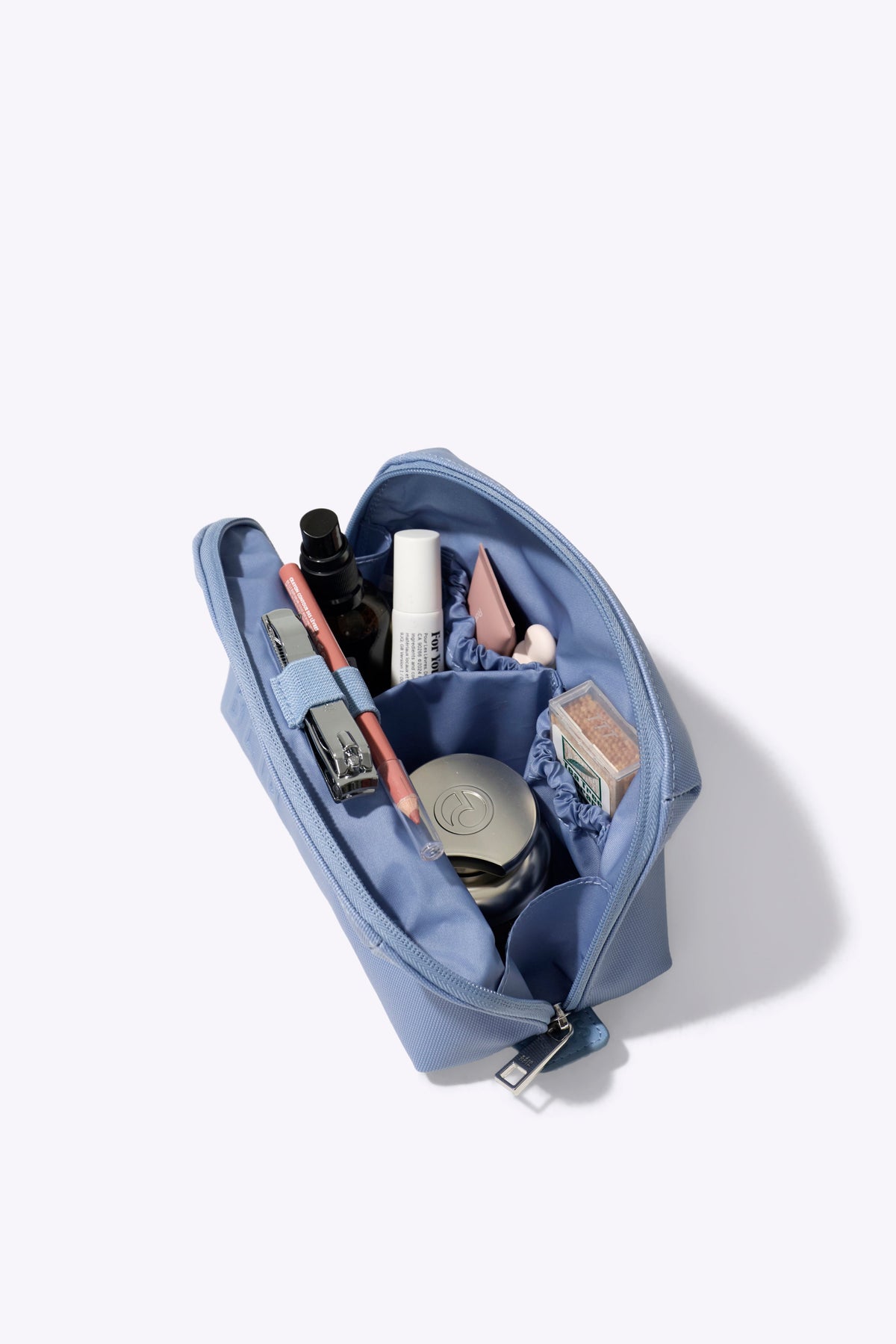 La pochette porta trucchi piccola in dusty blue