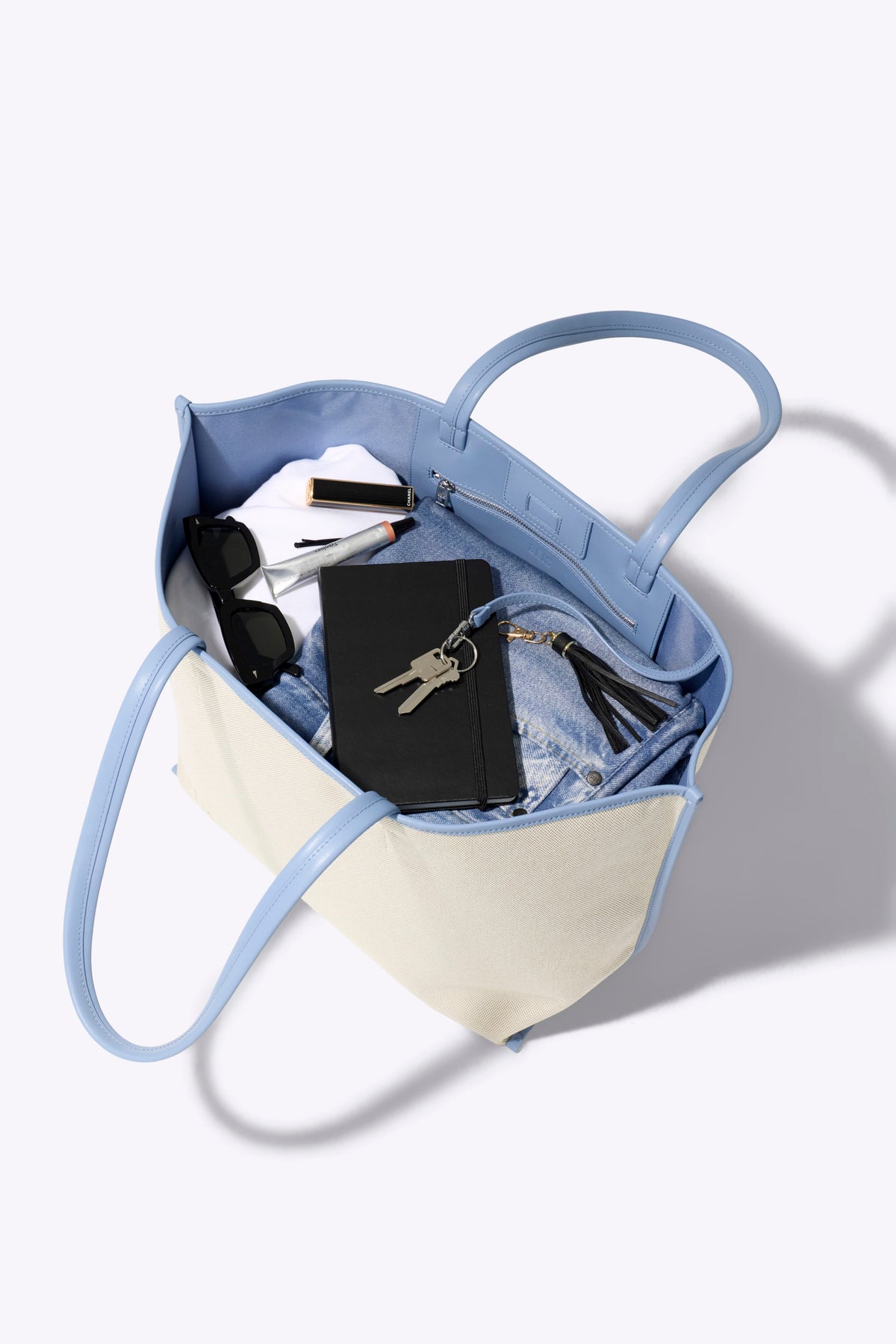 La bolsa tote de lona y cuero en azul empolvado