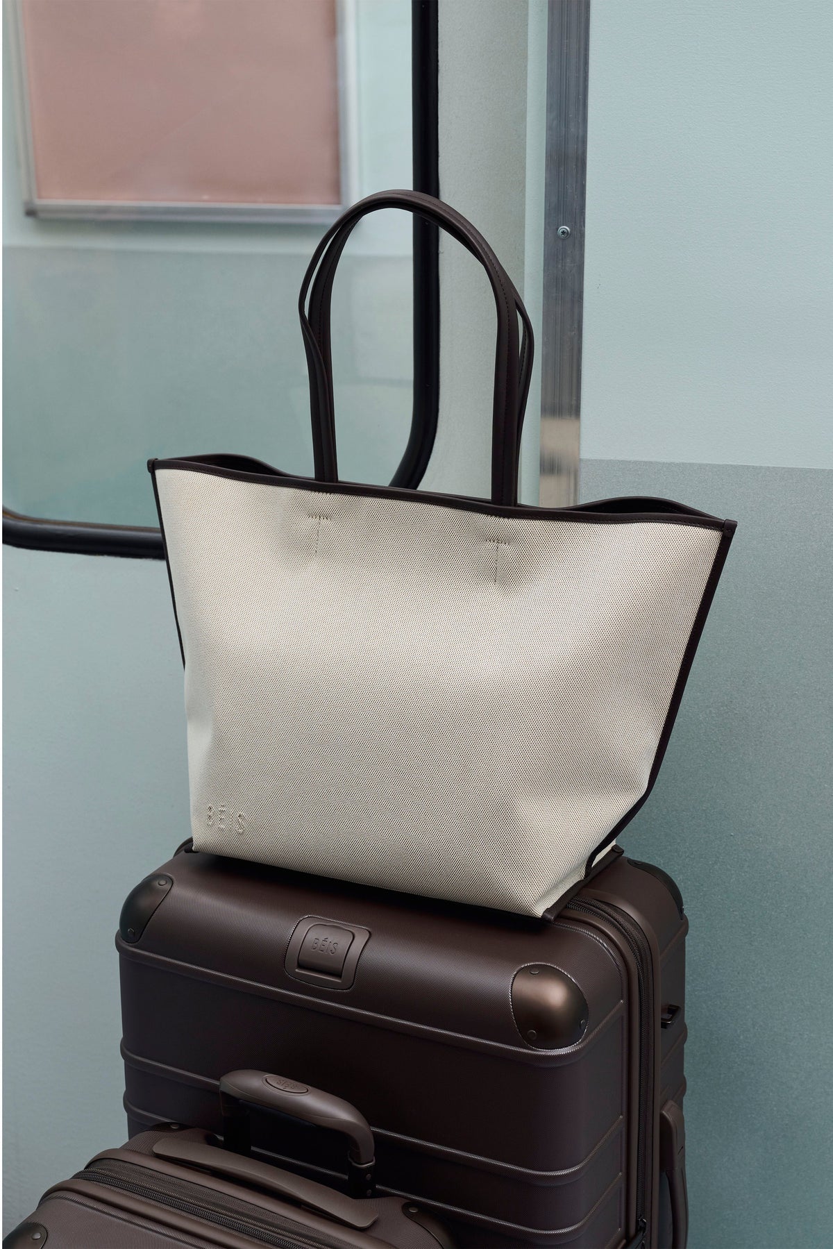Die Canvas- und Ledertasche in Espresso