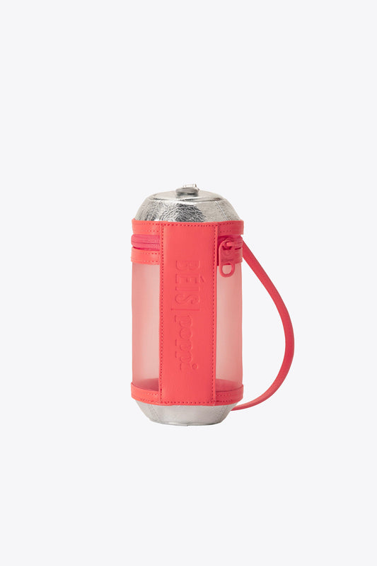 El dije de lata de refresco de BÉIS x poppi en color Ponche de frutas