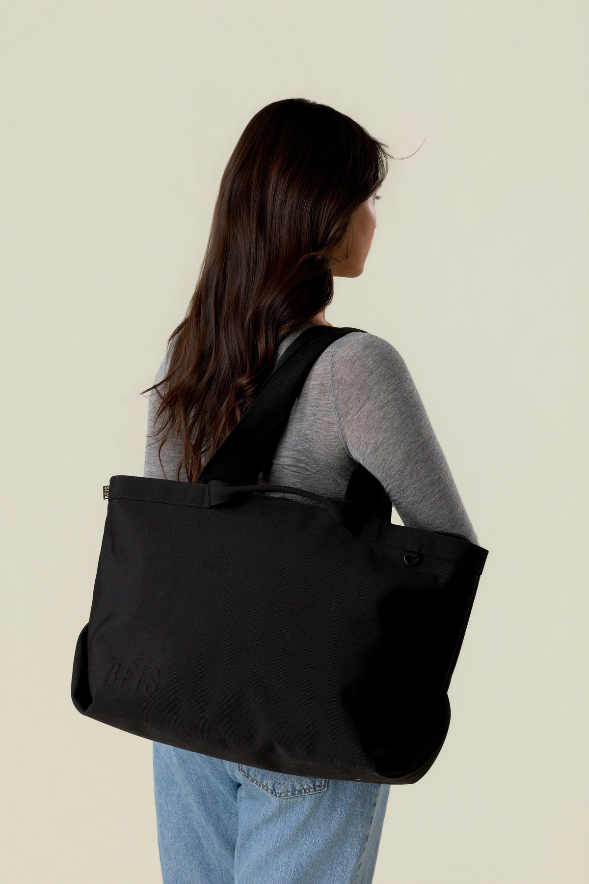 El bolso tote de viaje en negro