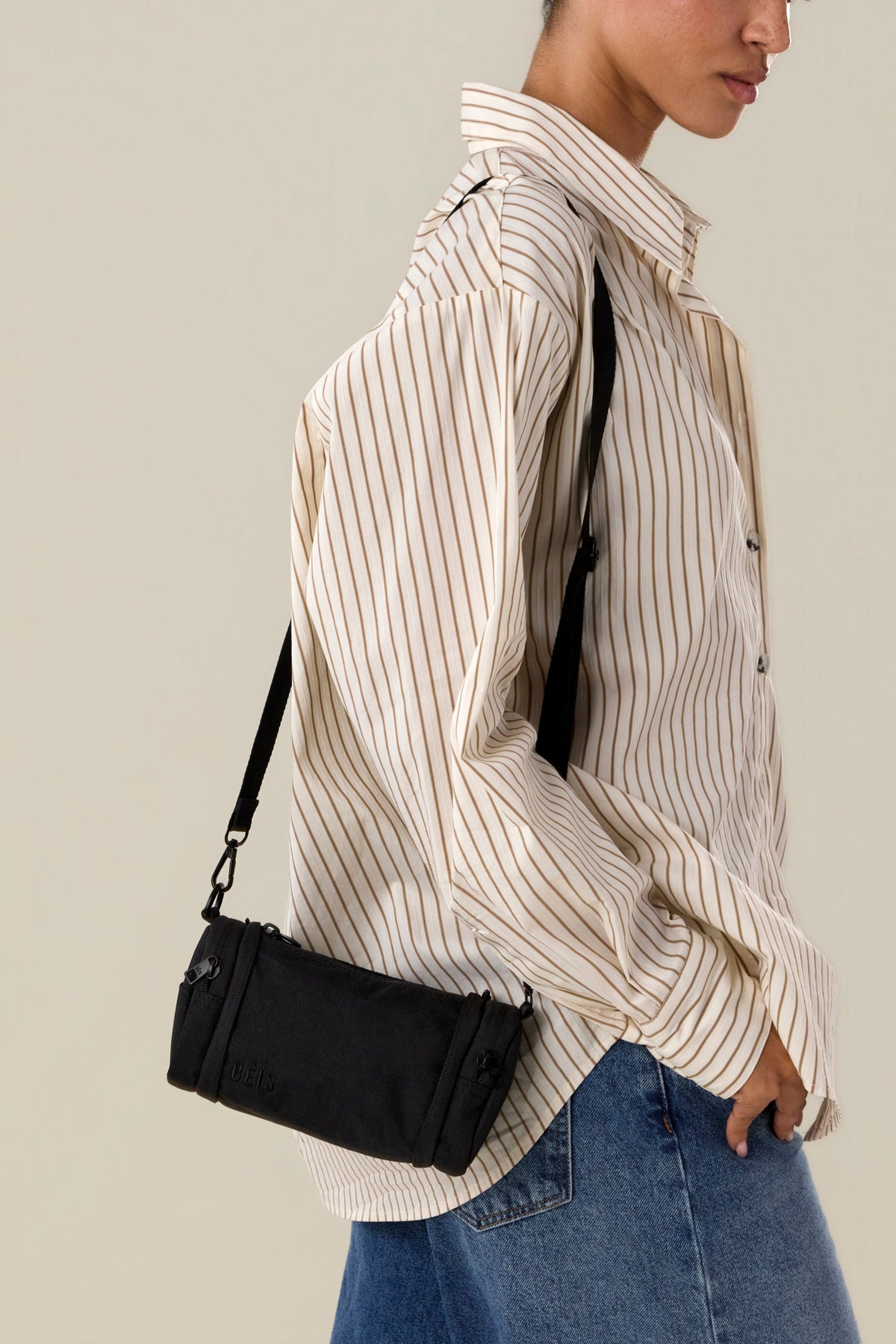El adorno para bolso cruzado Expandable en negro