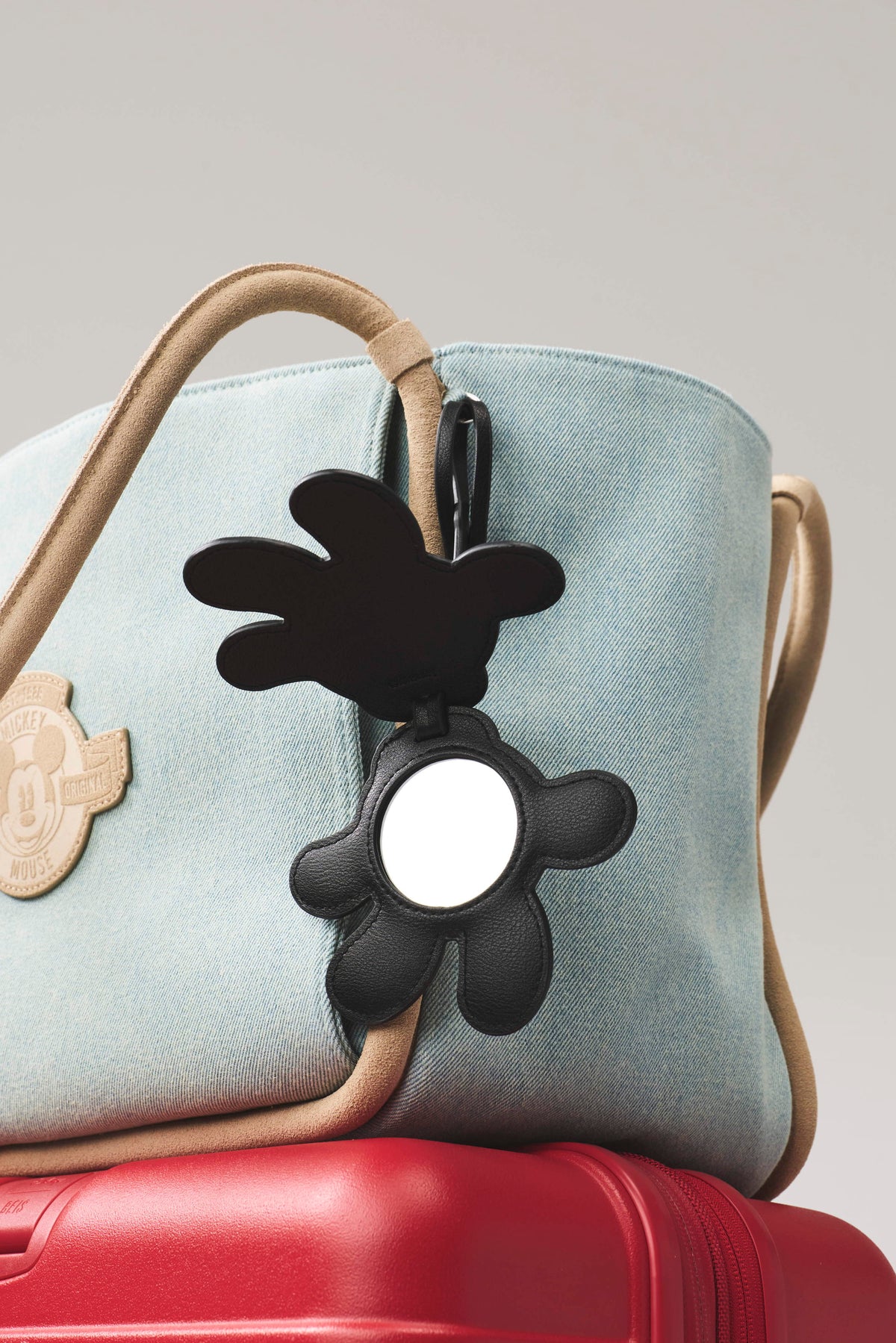 El charm con espejo y guante de Mickey Mouse en negro