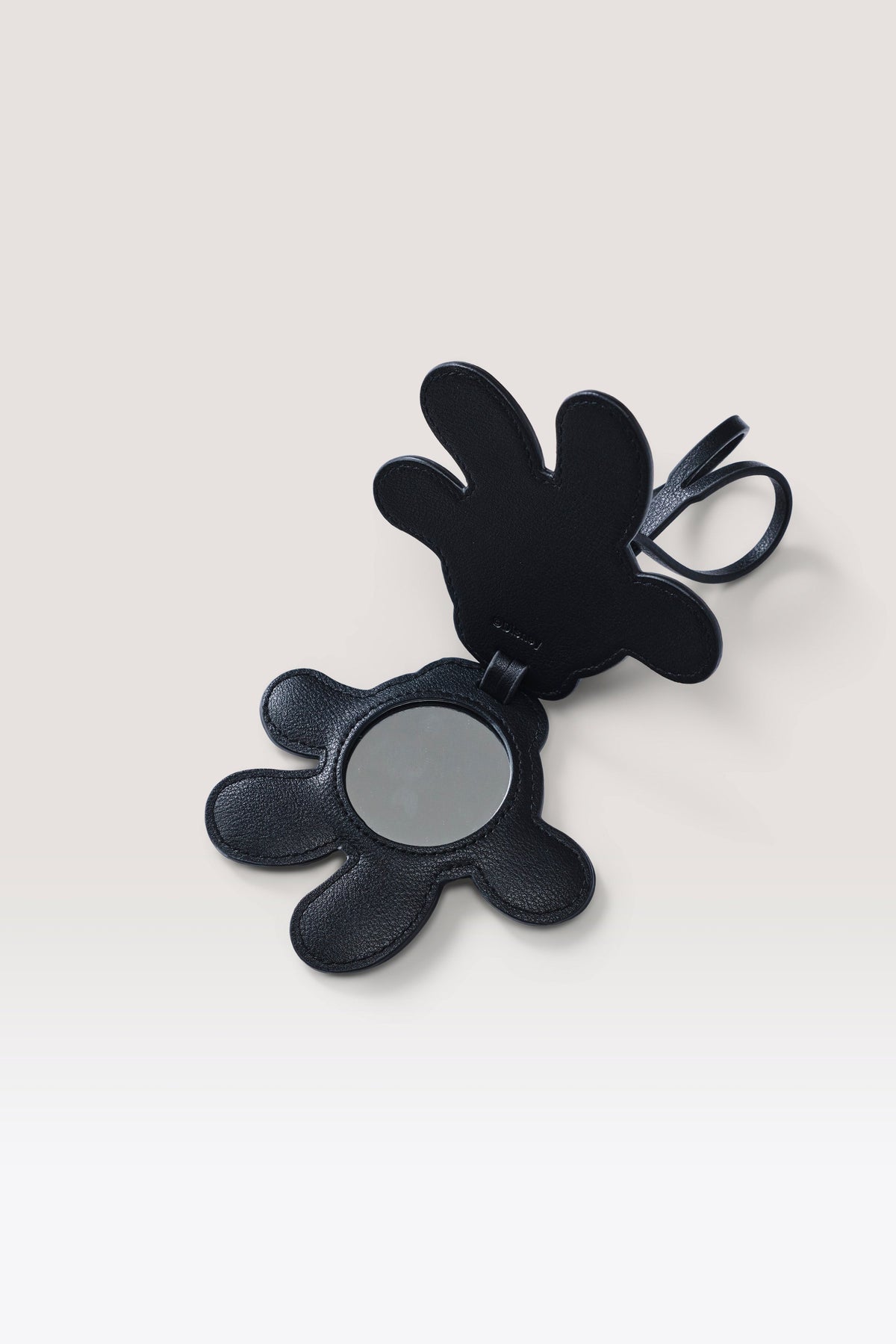 El charm con espejo y guante de Mickey Mouse en negro