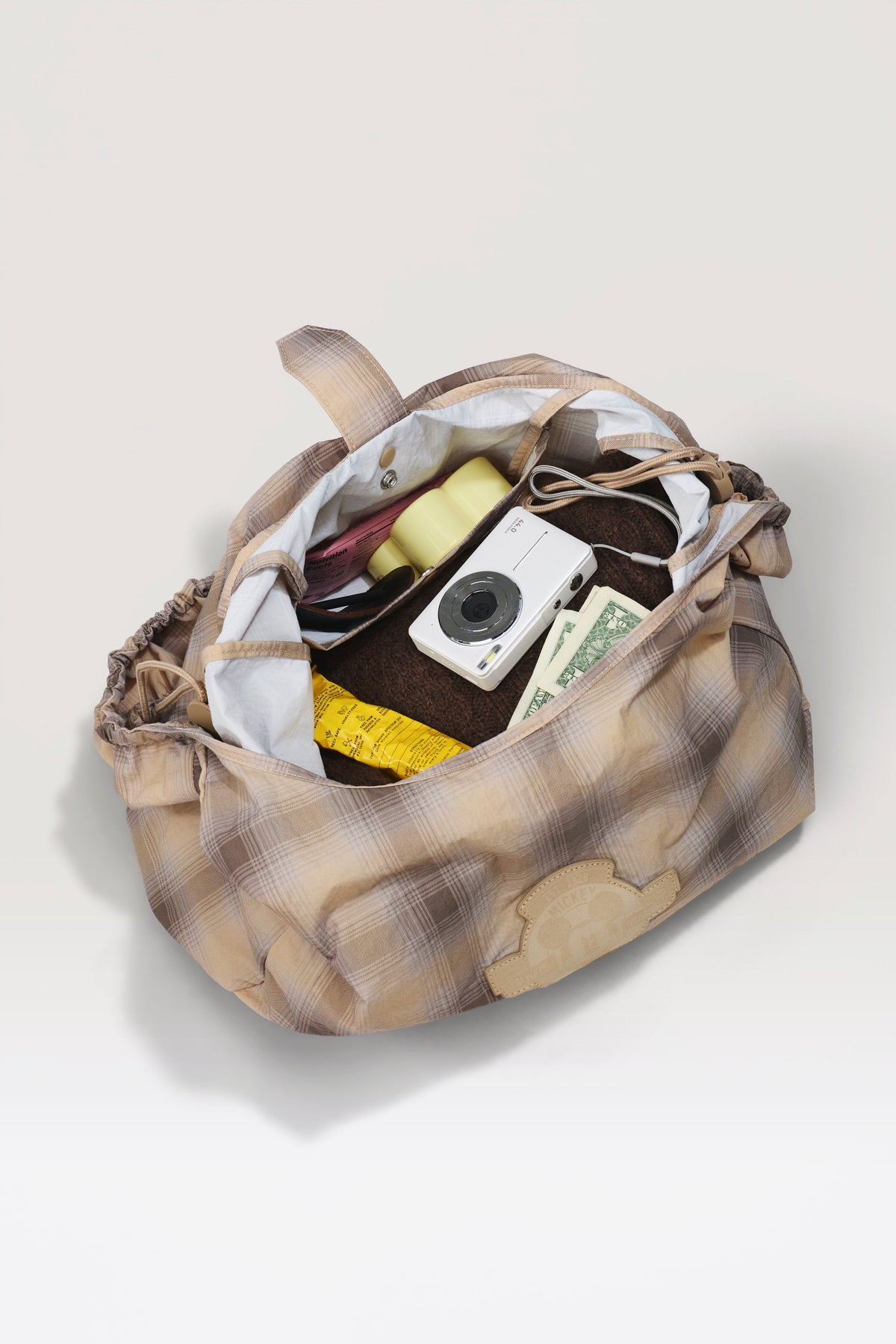 Die faltbare Disney Charm-Tasche mit Schottenkaro-Muster