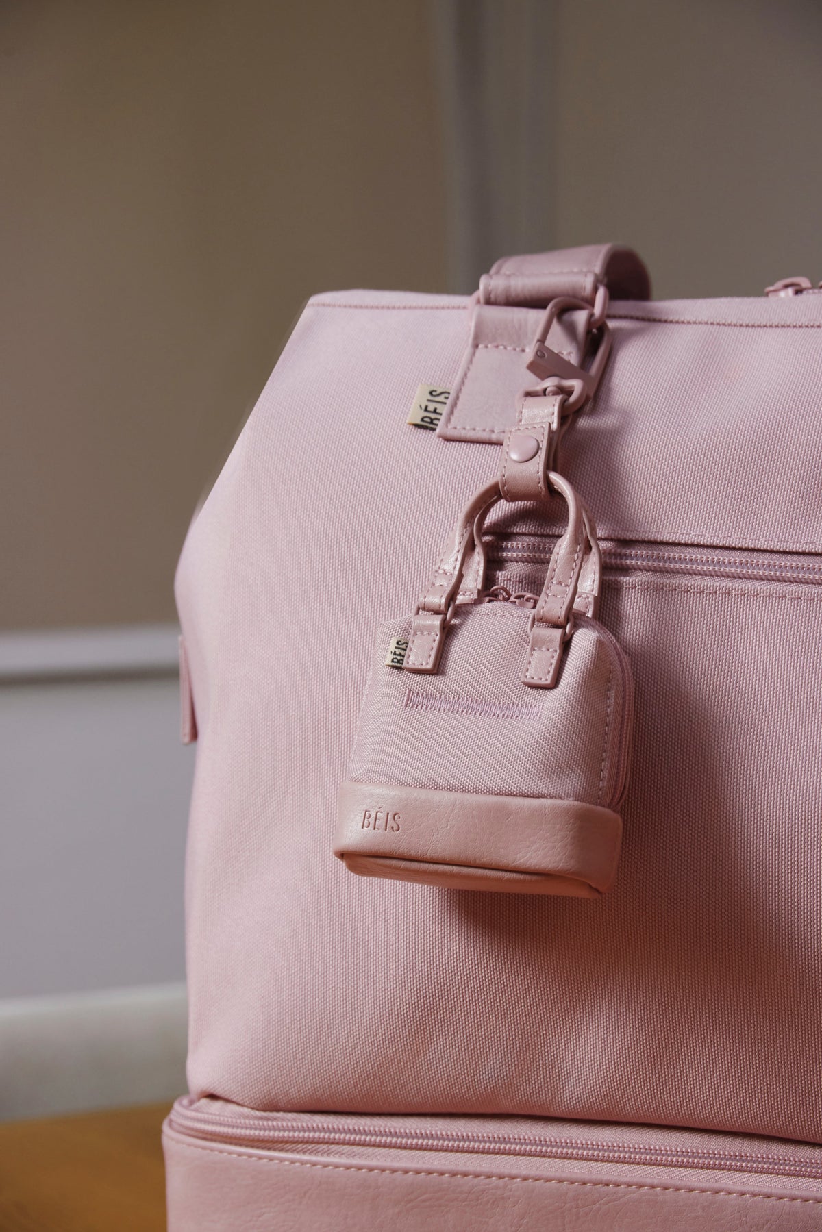Der Micro Weekender Charm in Atlas Pink
