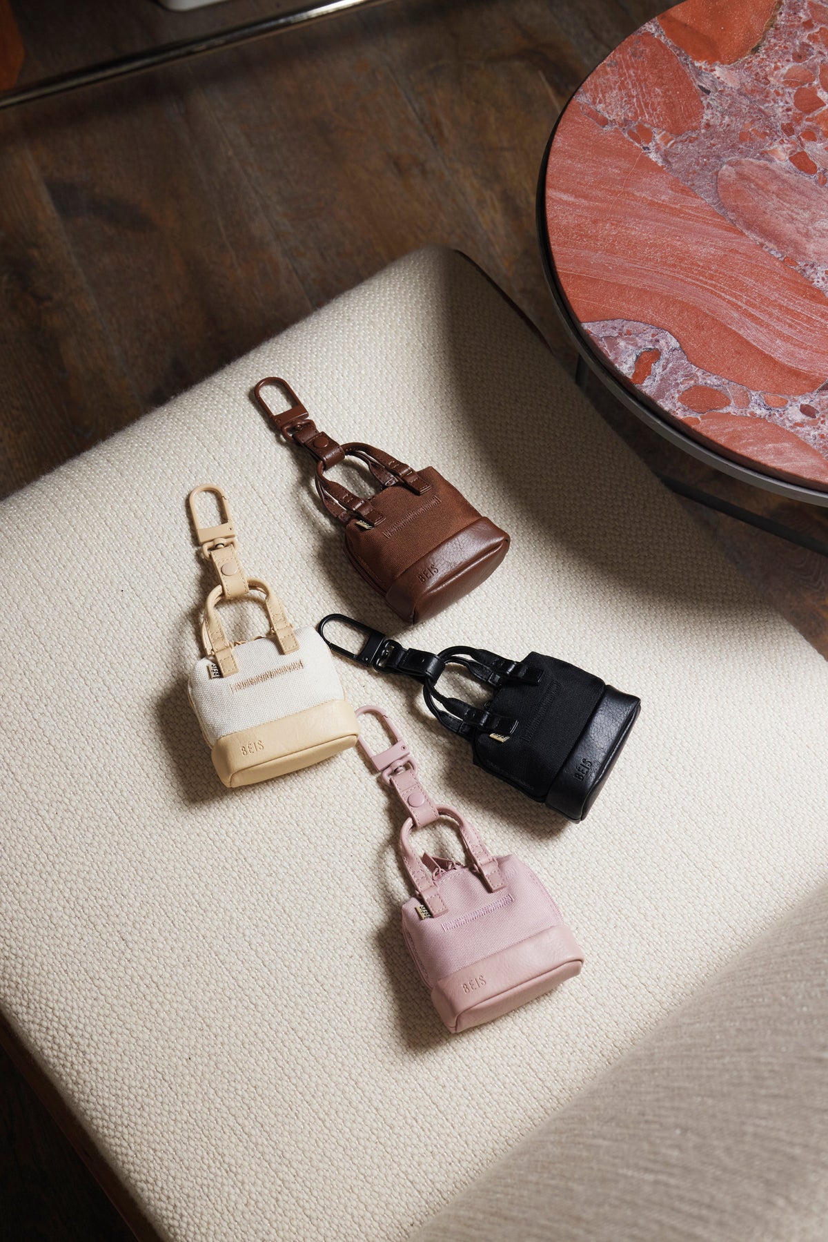 Der Micro Weekender Charm in Beige