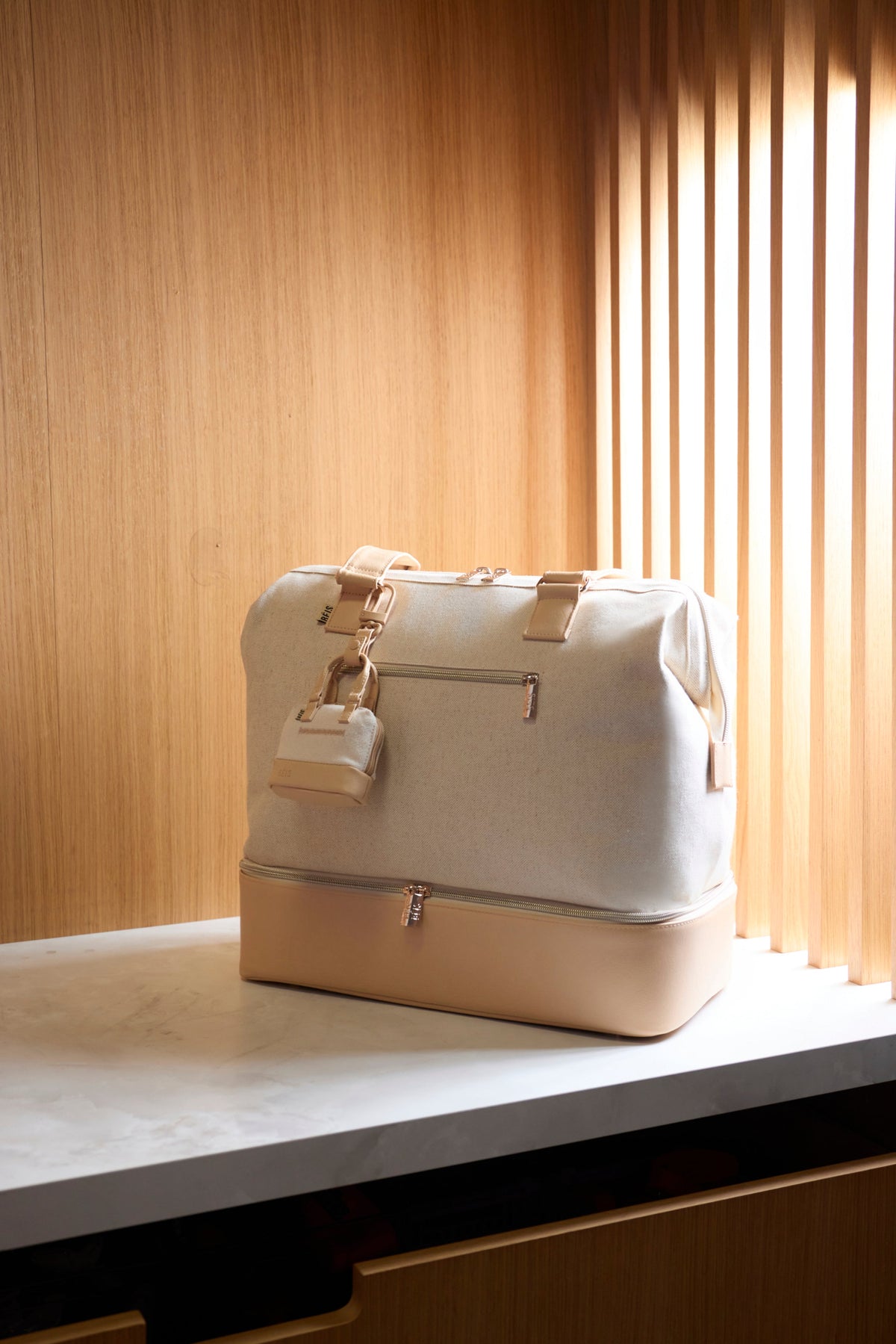 Der Micro Weekender Charm in Beige