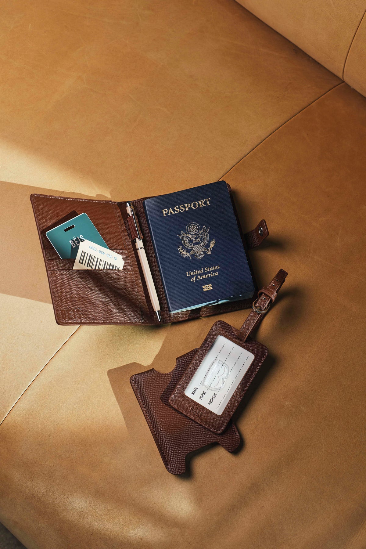 Set porta passaporto e etichetta bagaglio in acero