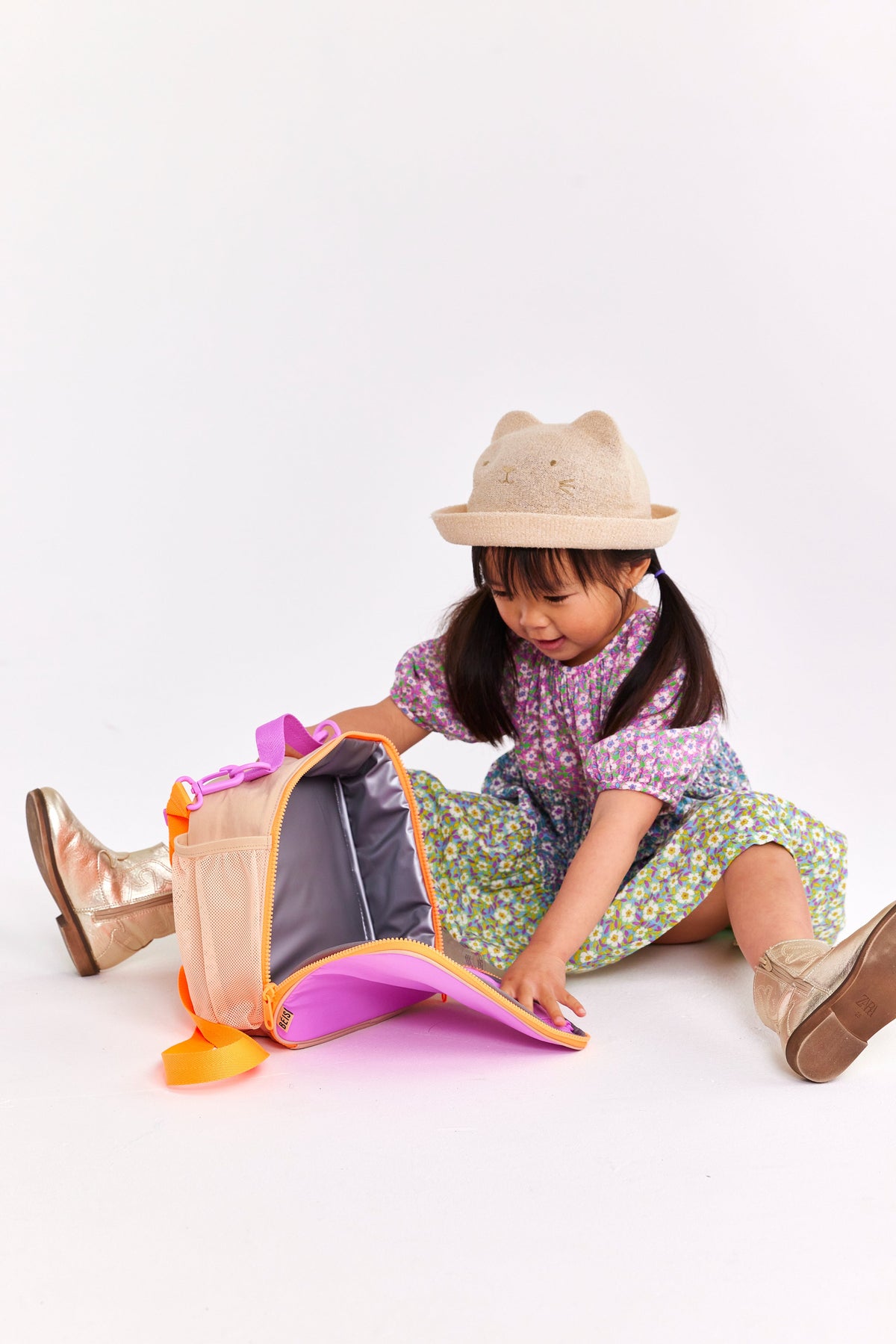 La lonchera infantil en beige