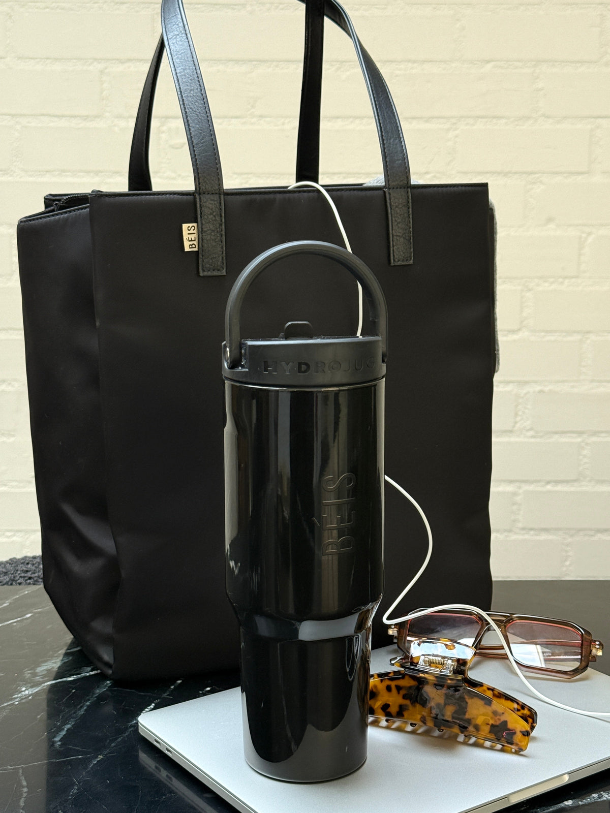 Die BÉIS x Hydrojug Reise-Wasserflasche in Schwarz