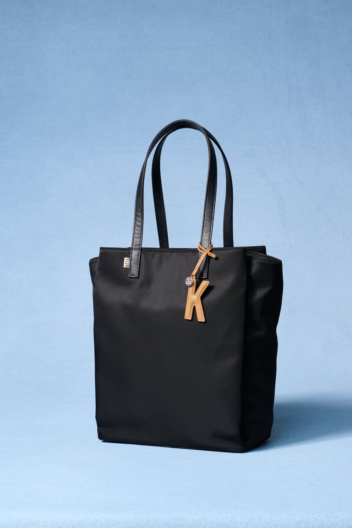 Il Charm Lettera in Camel