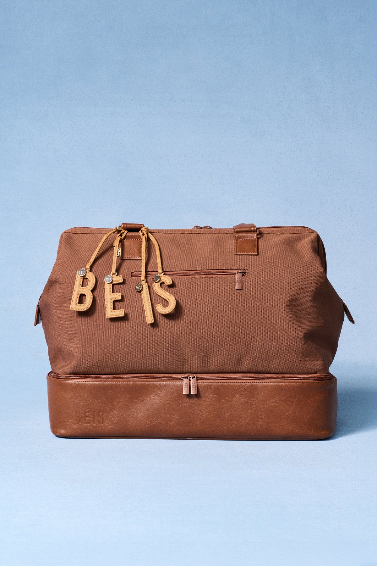 Il Charm Lettera in Camel
