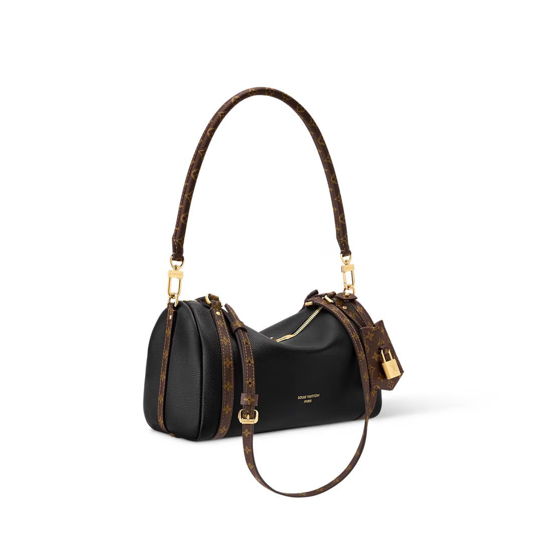The "Express PM"—a model favored by Lisa—features a sophisticated, urban design; it’s a versatile bag that perfectly complements autumn and winter outfits.