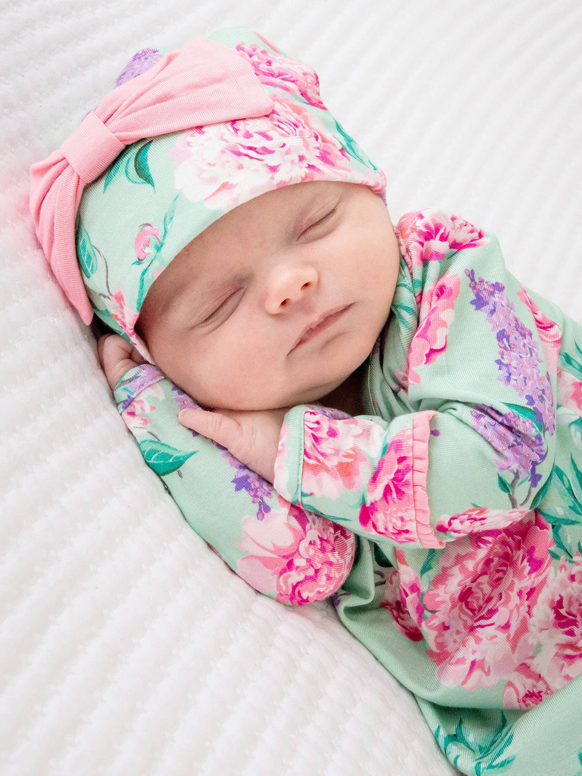 Conjunto de camisón de dormir anudado con volantes y gorro con lazo para bebé niña, estampado floral Sage Garden de bambú y elastano