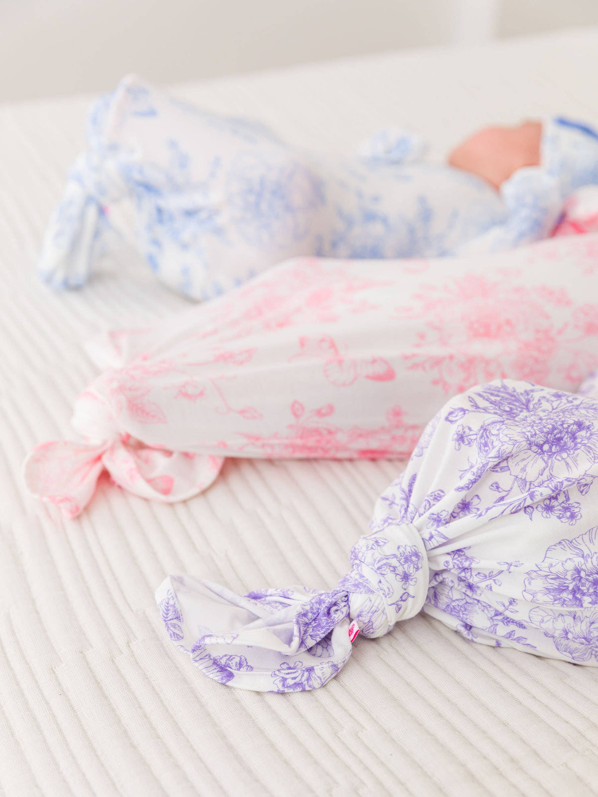 Bambus-Elasthan-Schlafsack mit Rüschen, Knoten und Schleifenmütze, Periwinkle Butterfly Toile, für Babymädchen