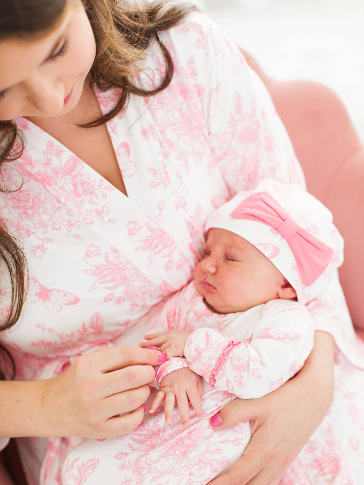 Set aus Schlafsack mit Knoten und Schleifenmütze für Babymädchen, Bambus-Elastan, rosa Schmetterlings-Toile-Muster, mit Rüschen