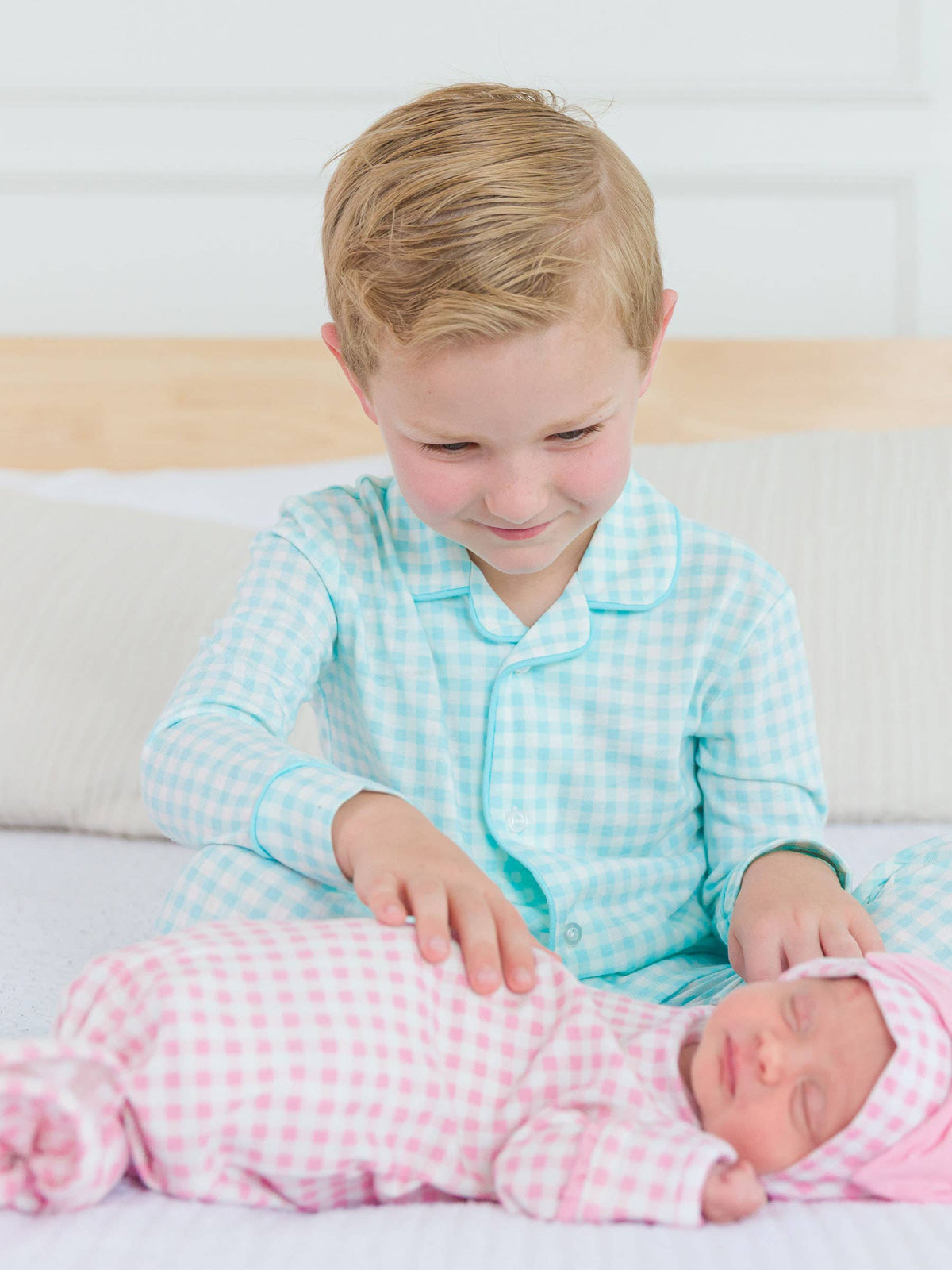 SoftSnooze™ Baby Mädchen Baumwoll-Modal Schlafkleid mit Rüschen und Knoten-Saum in Pink-Gingham mit passender Schleifenmütze