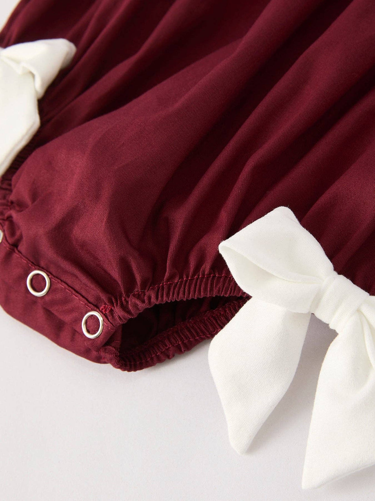 Ranita de bautizo para niña de algodón con pechera fruncida y corte tipo obispo, color rojo oscuro