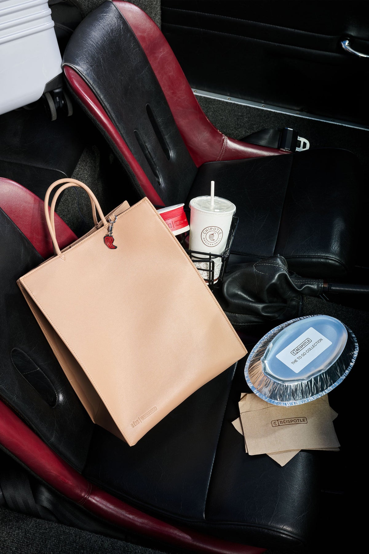 El bolso para llevar de BÉIS x Chipotle en marrón Kraft