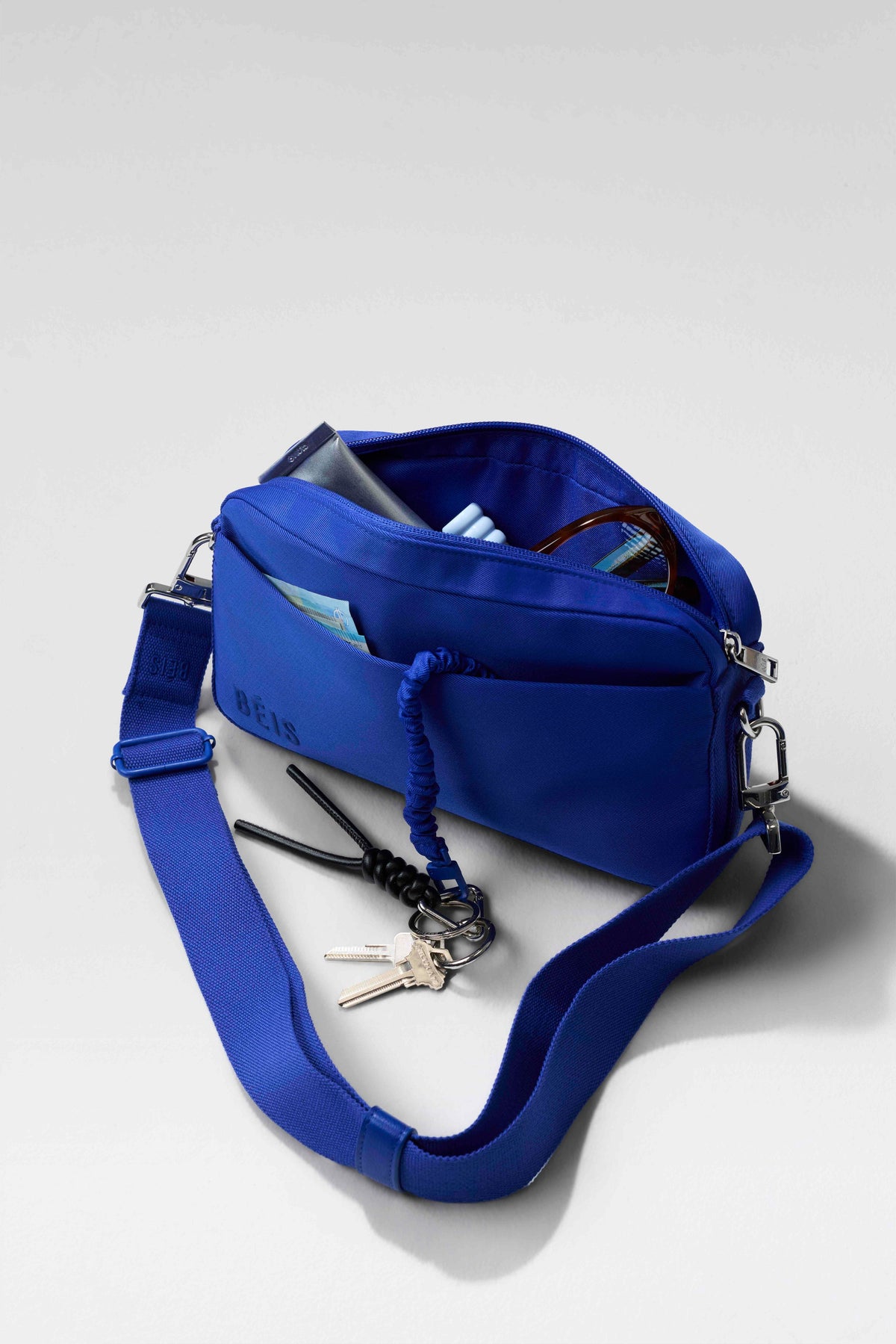 El bolso cruzado de viaje en azul cobalto