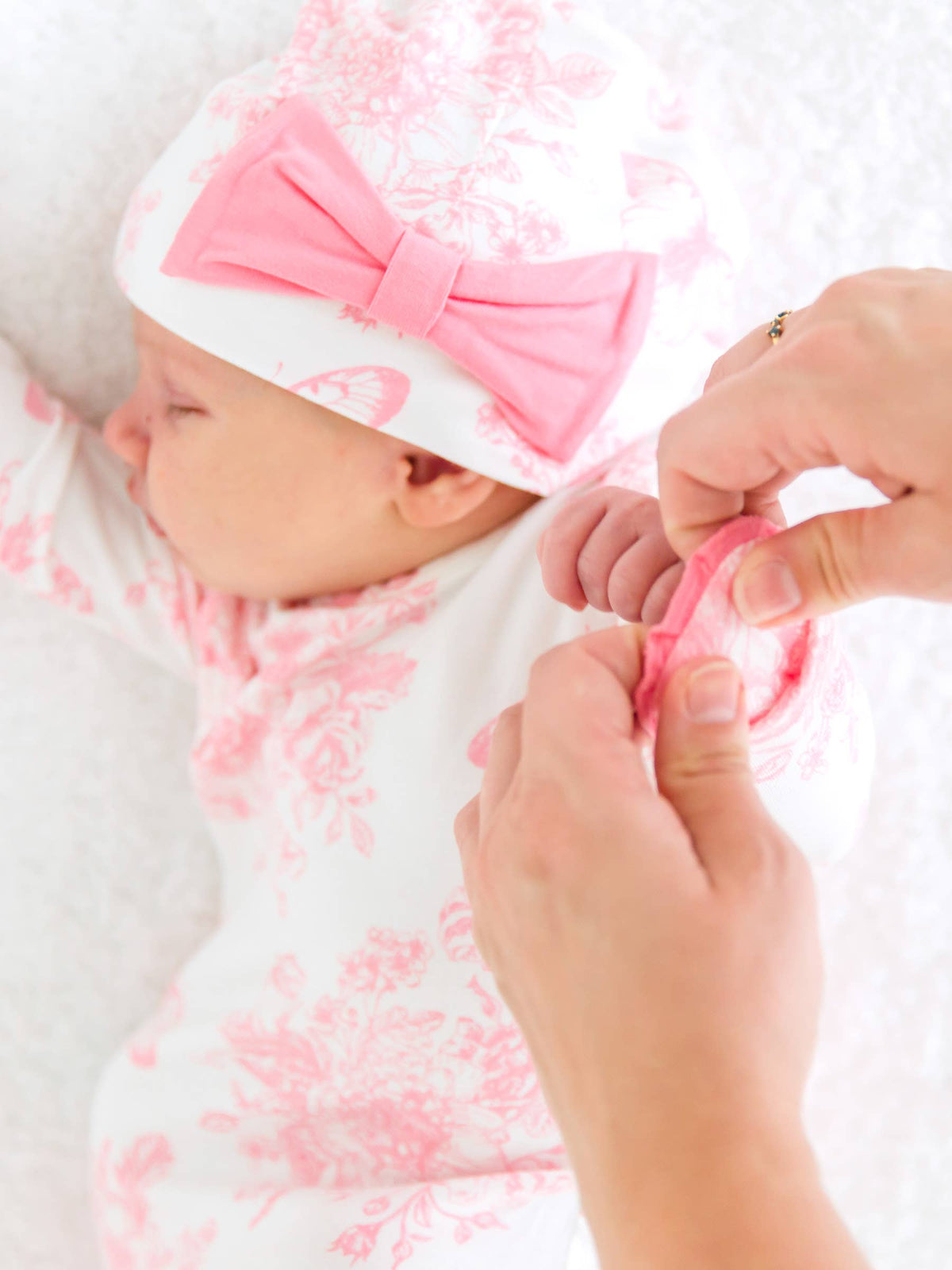 Set aus Schlafsack mit Knoten und Schleifenmütze für Babymädchen, Bambus-Elastan, rosa Schmetterlings-Toile-Muster, mit Rüschen