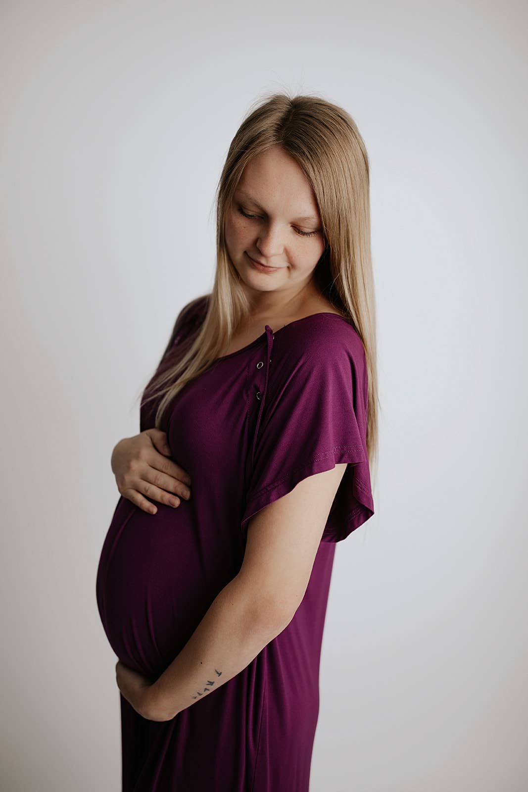 Pflaumenviolettes Umstands-Geburts- und Stillnachthemd