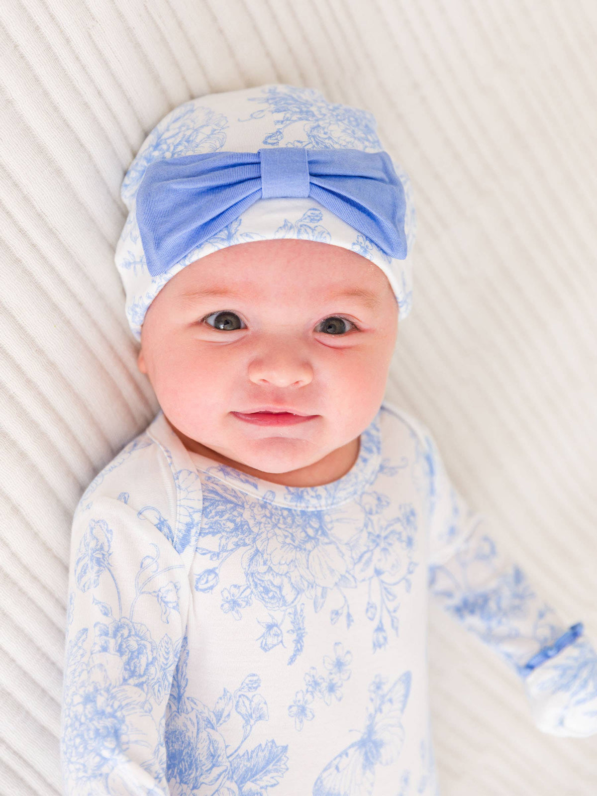 Bambus-Elasthan-Schlafsack mit Rüschen, Knoten und Schleifenmütze, Periwinkle Butterfly Toile, für Babymädchen