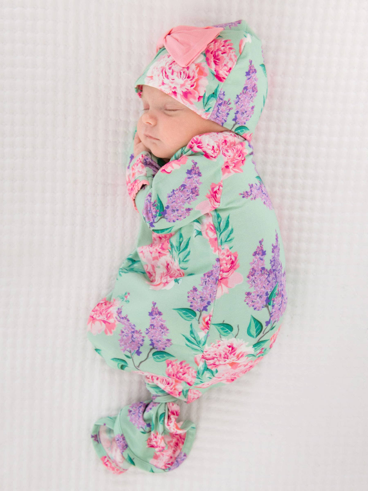 Conjunto de camisón de dormir anudado con volantes y gorro con lazo para bebé niña, estampado floral Sage Garden de bambú y elastano
